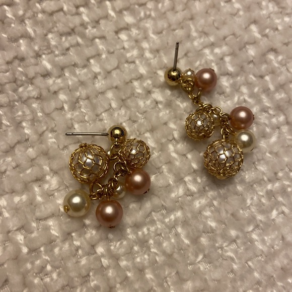 ⭐️Costume gold and pearl post-back dangle earrings - Picture 4 of 4